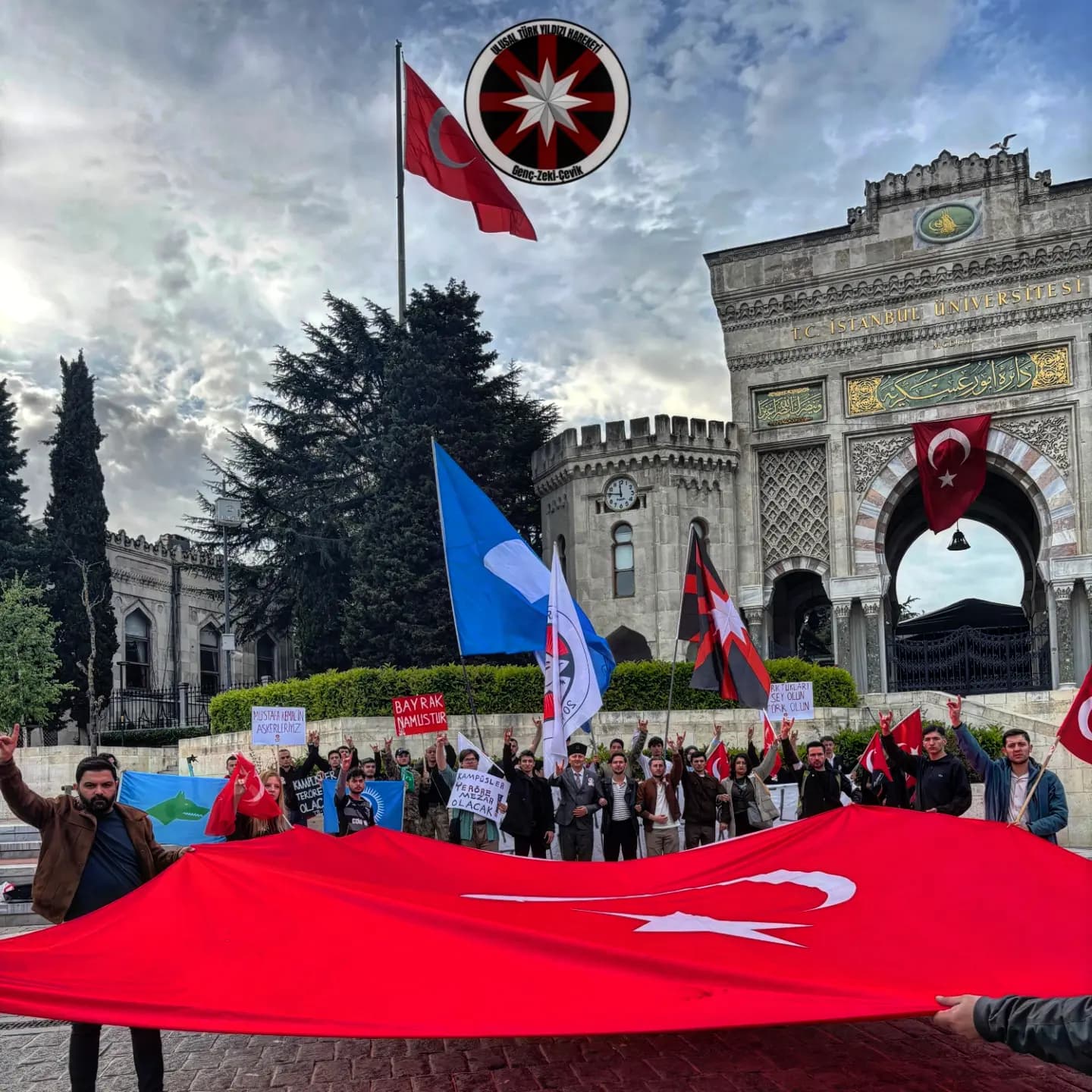İstanbul Üniversitesi önünde Türk bayrakları taşıyan kalabalık.